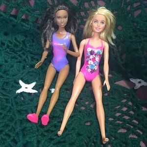 (2) BARBIE DOLLS MATTEL TOYS SWIMSUIT BATHING SUIT BATH TIME BEACH BARBIES SWIM
